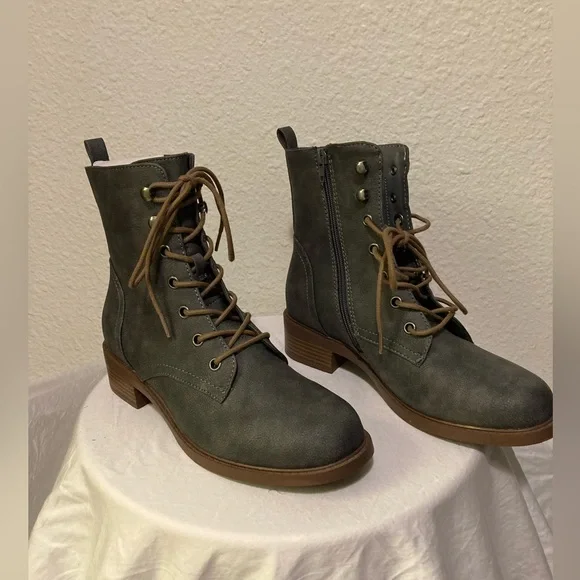 NWT Maurices 9M dark mottled grey lace up ankle boots - Picture 2 of 8
